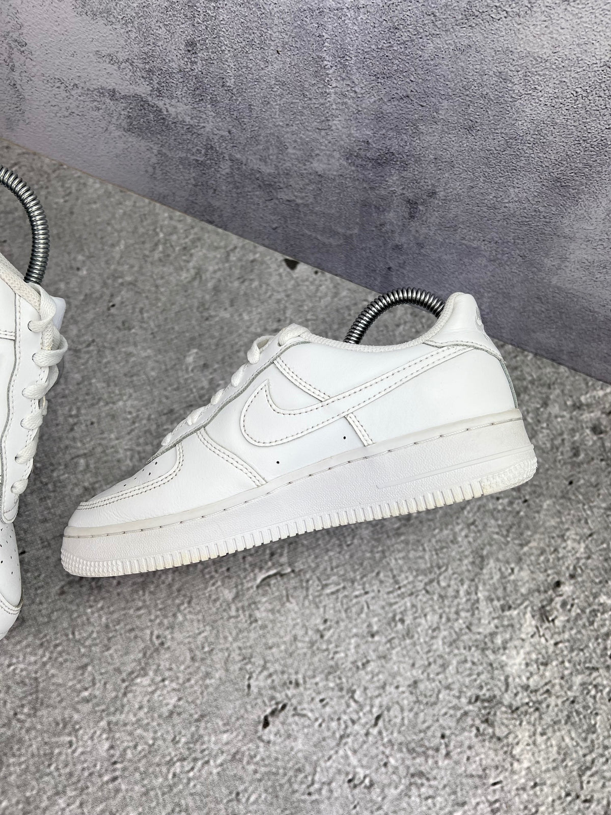Nike Air Force 1 Low Triple White — buty sportowe damskie w bardzo dobrym stanie rozmiar 38, wewnętrzny panel prawego buta