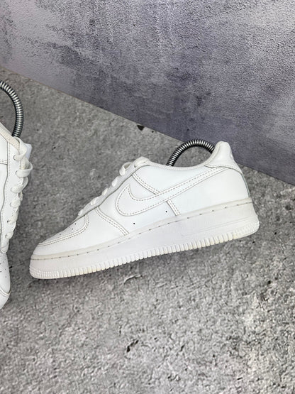 Nike Air Force 1 Low Triple White — buty sportowe damskie w bardzo dobrym stanie rozmiar 38, wewnętrzny panel prawego buta