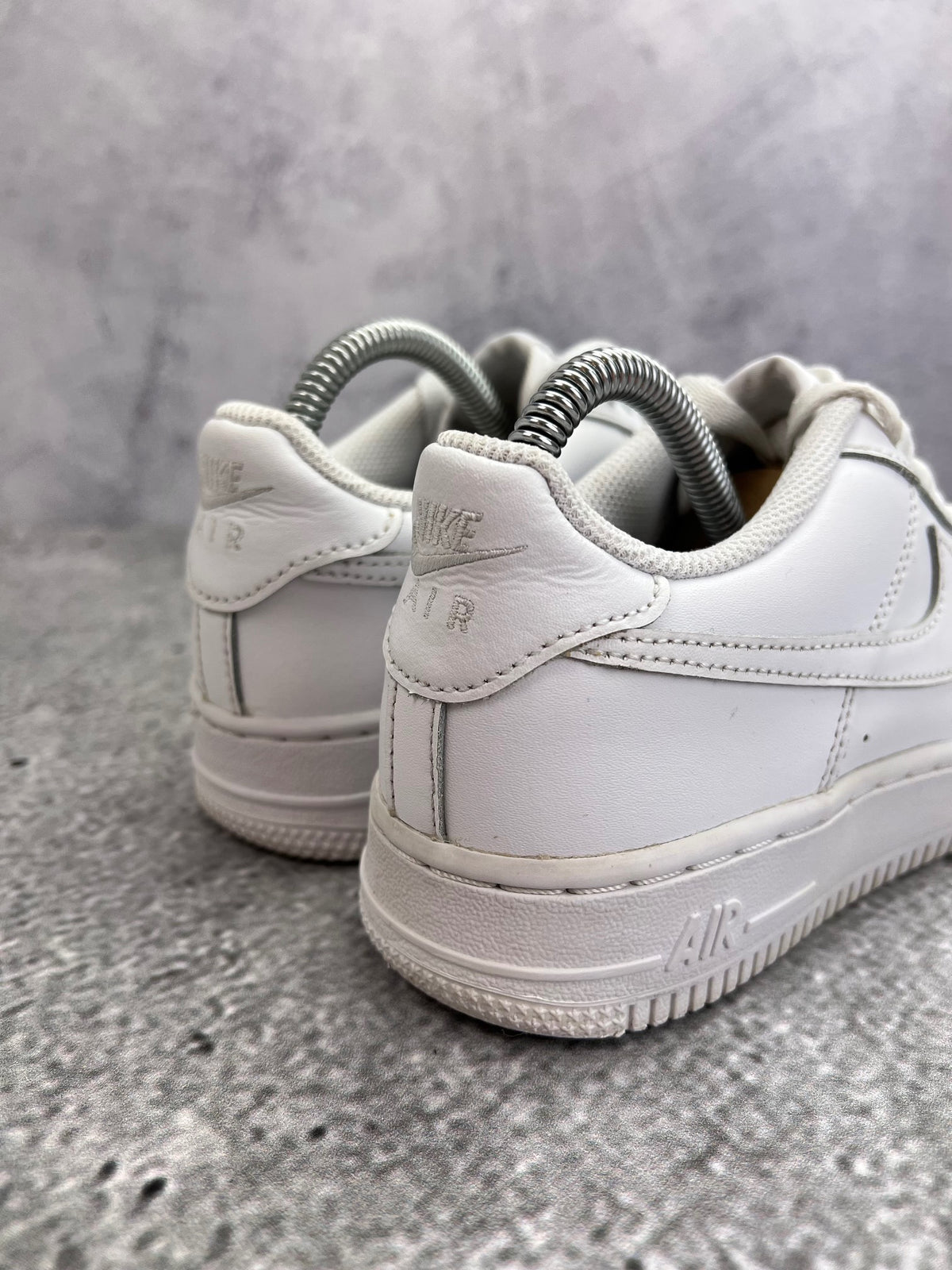 Nike Air Force 1 Low Triple White — buty sportowe damskie w bardzo dobrym stanie rozmiar 38, widok z góry