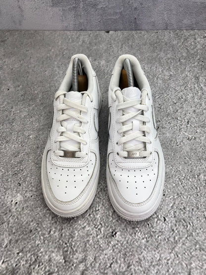 Nike Air Force 1 Low Triple White — buty sportowe damskie w bardzo dobrym stanie rozmiar 38, podeszwa