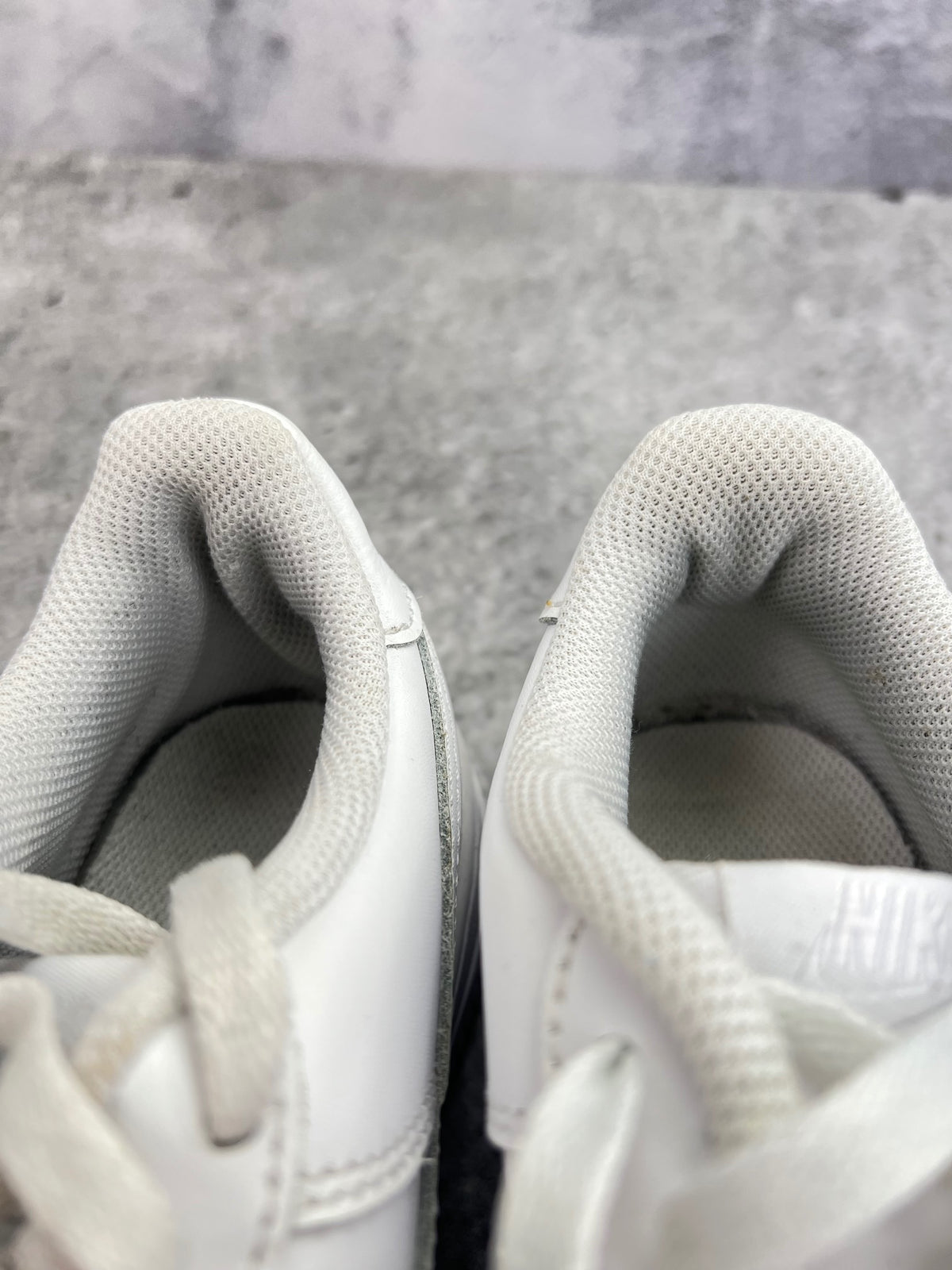 Nike Air Force 1 Low Triple White — buty sportowe damskie w bardzo dobrym stanie rozmiar 38, zapiętki butów
