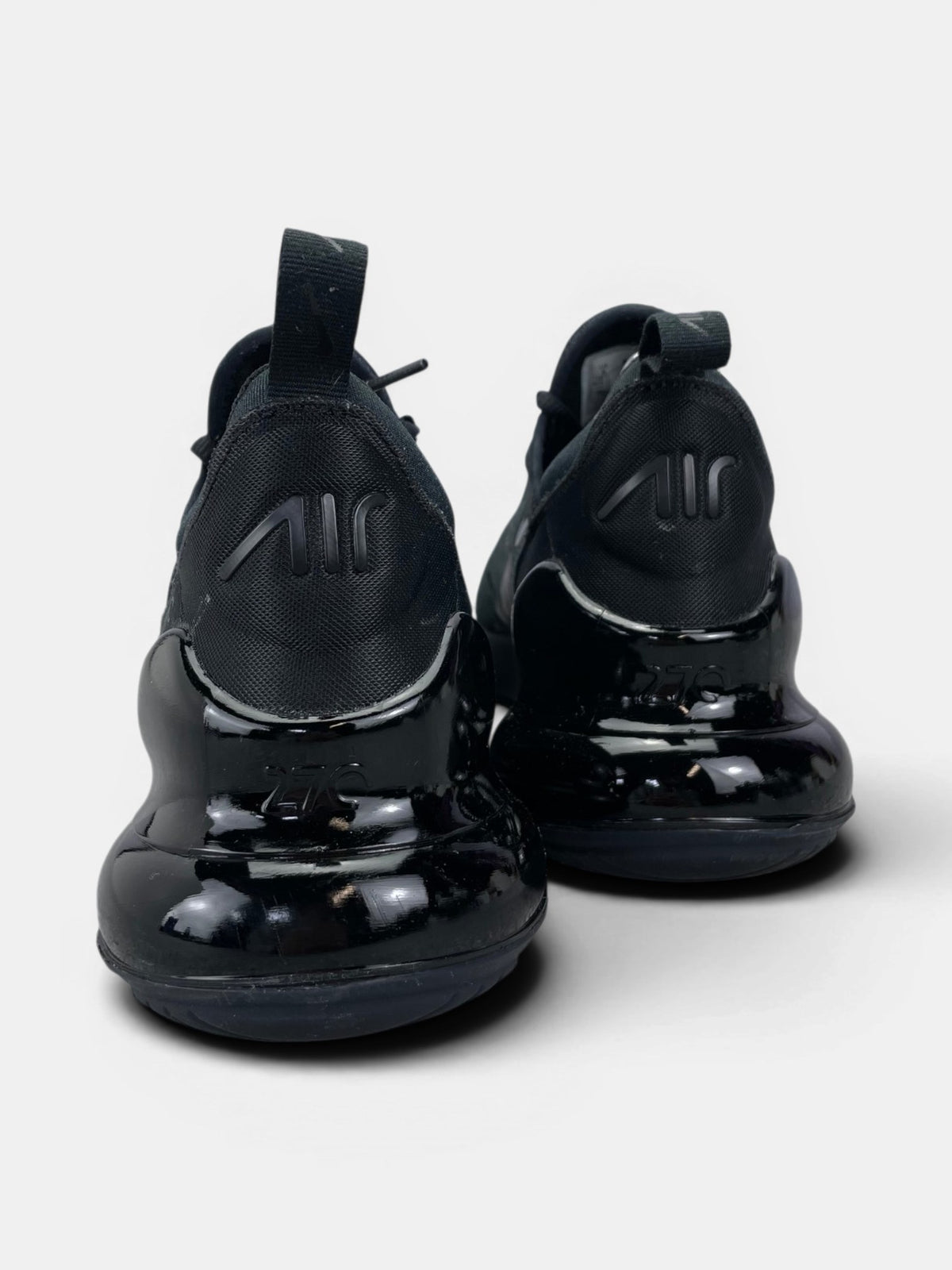 Nike Air Max 270 Triple Black — buty sportowe męskie w bardzo dobrym stanie rozmiar 41, widok z tyłu