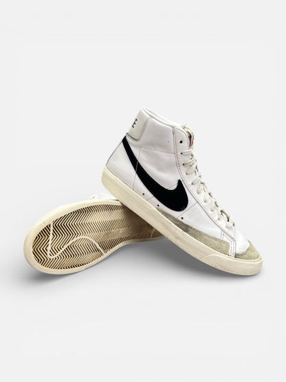 Nike Blazer Mid '77 White Black — buty sportowe męskie w dobrym stanie rozmiar 42.5, boczny profil