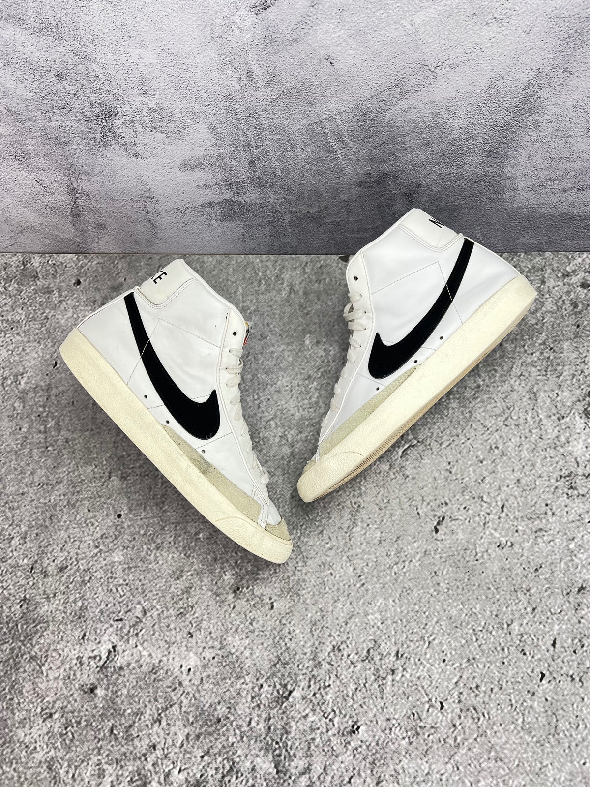 Nike Blazer Mid '77 White Black — buty sportowe męskie w dobrym stanie rozmiar 42.5, widok z góry na zewnętrzną stronę butów