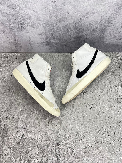 Nike Blazer Mid '77 White Black — buty sportowe męskie w dobrym stanie rozmiar 42.5, widok z góry na zewnętrzną stronę butów
