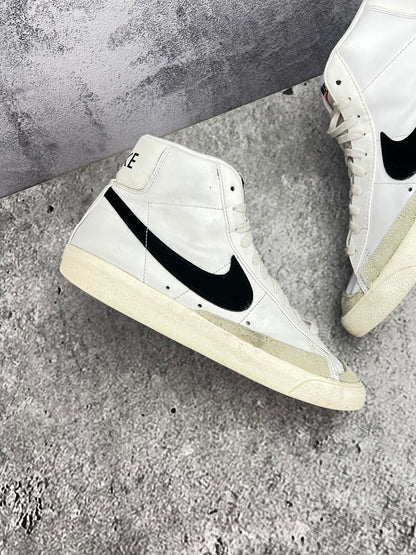 Nike Blazer Mid '77 White Black — buty sportowe męskie w dobrym stanie rozmiar 42.5, zewnętrzny panel prawego buta