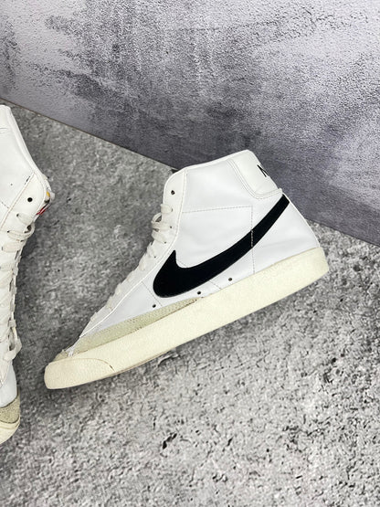 Nike Blazer Mid '77 White Black — buty sportowe męskie w dobrym stanie rozmiar 42.5, zewnętrzny panel lewego buta