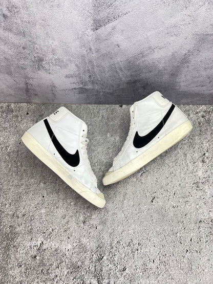Nike Blazer Mid '77 White Black — buty sportowe męskie w dobrym stanie rozmiar 42.5, widok z góry na wewnętrzną stronę butów