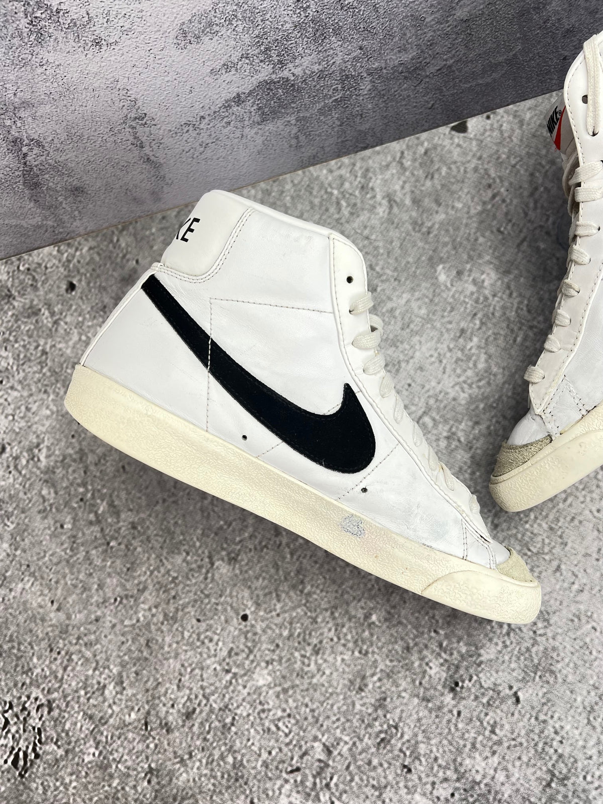 Nike Blazer Mid '77 White Black — buty sportowe męskie w dobrym stanie rozmiar 42.5, wewnętrzny panel lewego buta