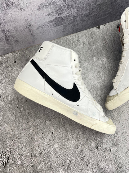 Nike Blazer Mid '77 White Black — buty sportowe męskie w dobrym stanie rozmiar 42.5, wewnętrzny panel lewego buta