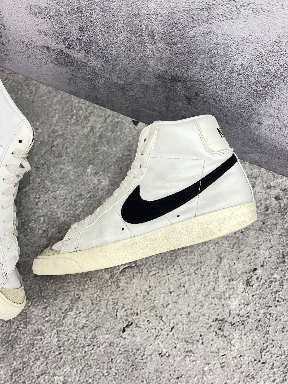 Nike Blazer Mid '77 White Black — buty sportowe męskie w dobrym stanie rozmiar 42.5, wewnętrzny panel prawego buta