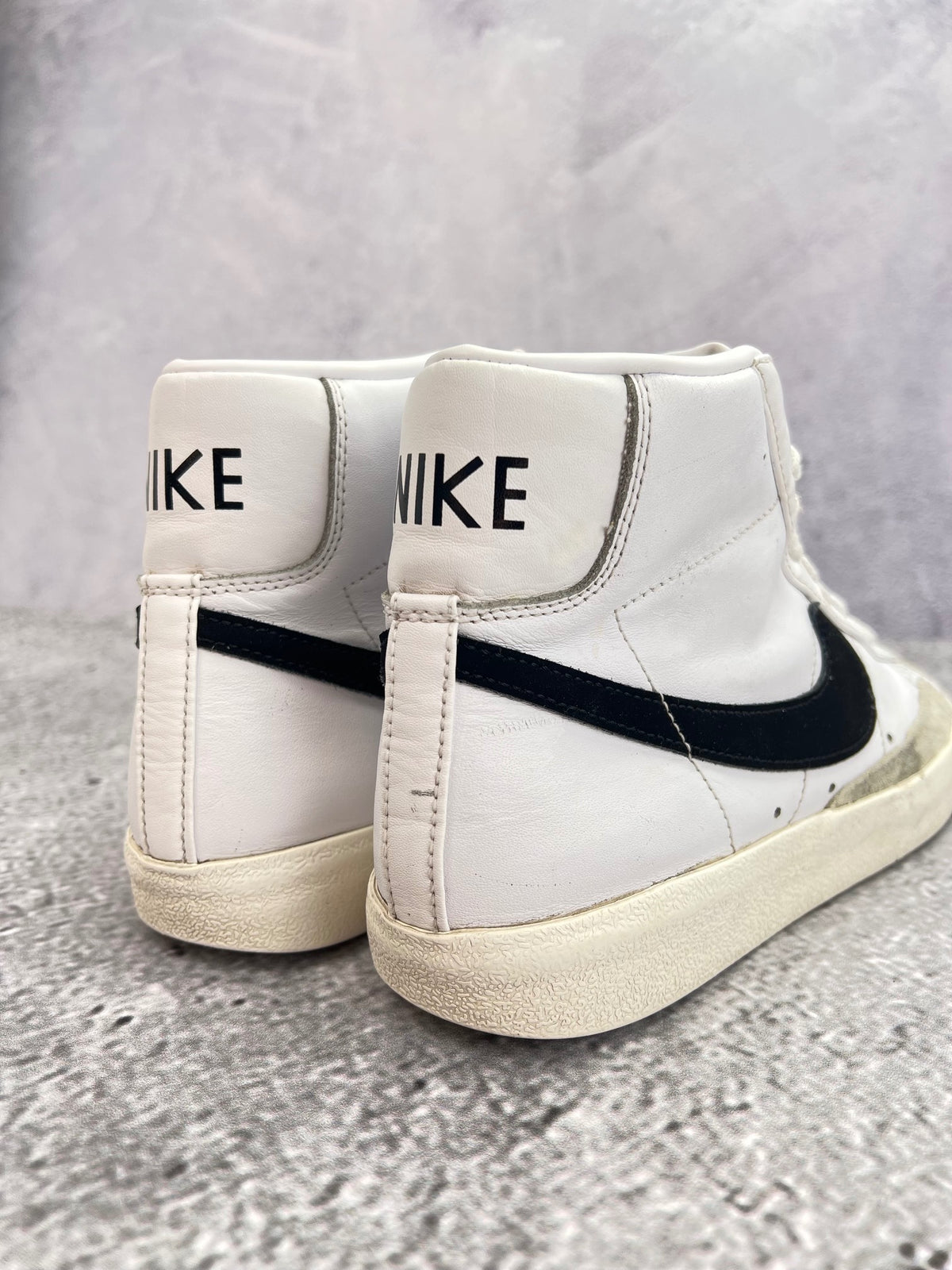 Nike Blazer Mid '77 White Black — buty sportowe męskie w dobrym stanie rozmiar 42.5, widok z góry