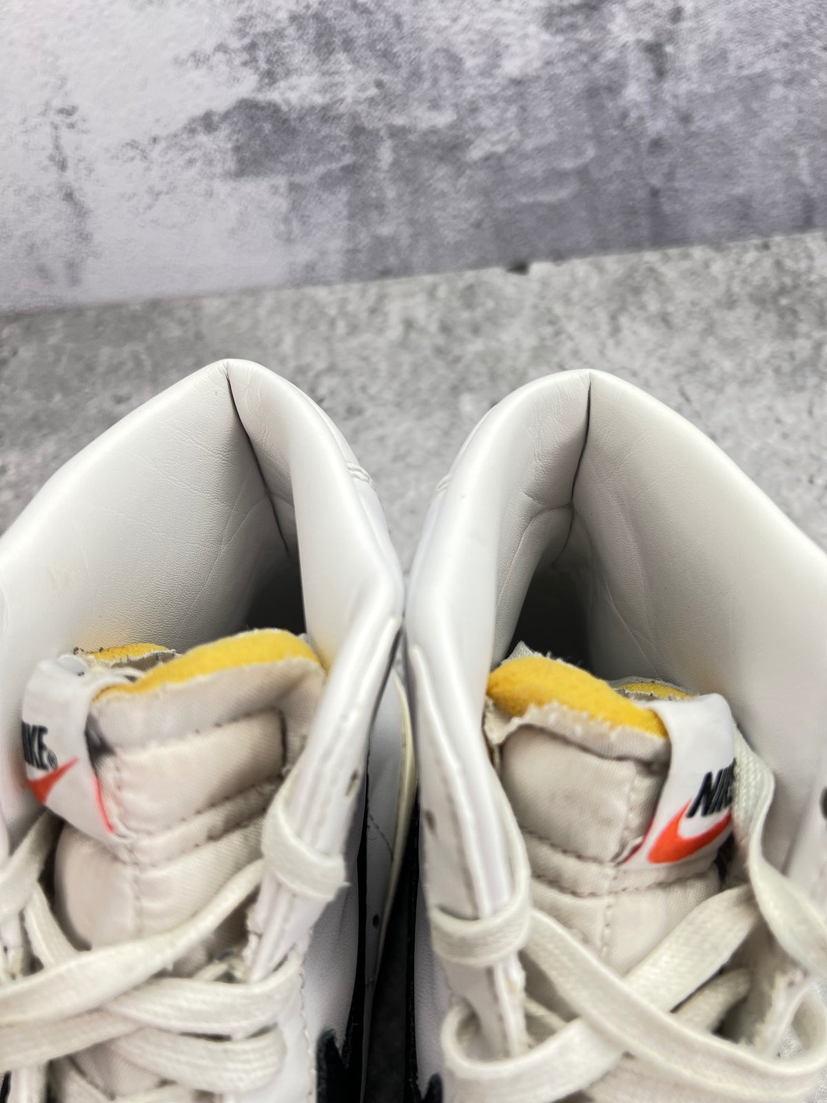 Nike Blazer Mid '77 White Black — buty sportowe męskie w dobrym stanie rozmiar 42.5, zapiętki butów