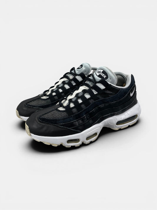 Nike Air Max 95 Yin Yang Black — buty sportowe męskie w bardzo dobrym stanie rozmiar 42, widok z boku