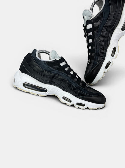 Nike Air Max 95 Yin Yang Black — buty sportowe męskie w bardzo dobrym stanie rozmiar 42, wewnętrzny panel lewego buta