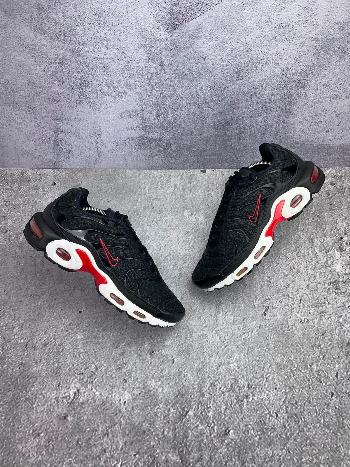 Nike Air Max Plus Premium Black Red — buty sportowe męskie w bardzo dobrym stanie rozmiar 41, widok z góry na zewnętrzną stronę butów