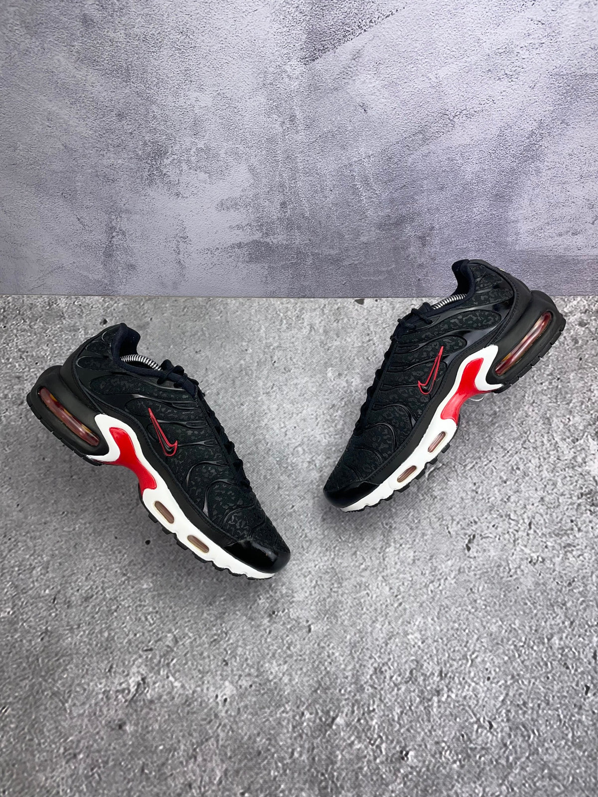 Nike Air Max Plus Premium Black Red — buty sportowe męskie w bardzo dobrym stanie rozmiar 41, zewnętrzny panel prawego buta