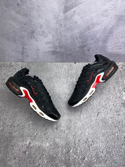 Nike Air Max Plus Premium Black Red — buty sportowe męskie w bardzo dobrym stanie rozmiar 41, zewnętrzny panel prawego buta
