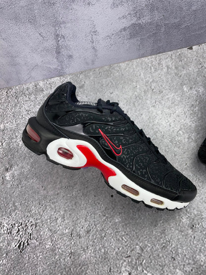 Nike Air Max Plus Premium Black Red — buty sportowe męskie w bardzo dobrym stanie rozmiar 41, zewnętrzny panel lewego buta