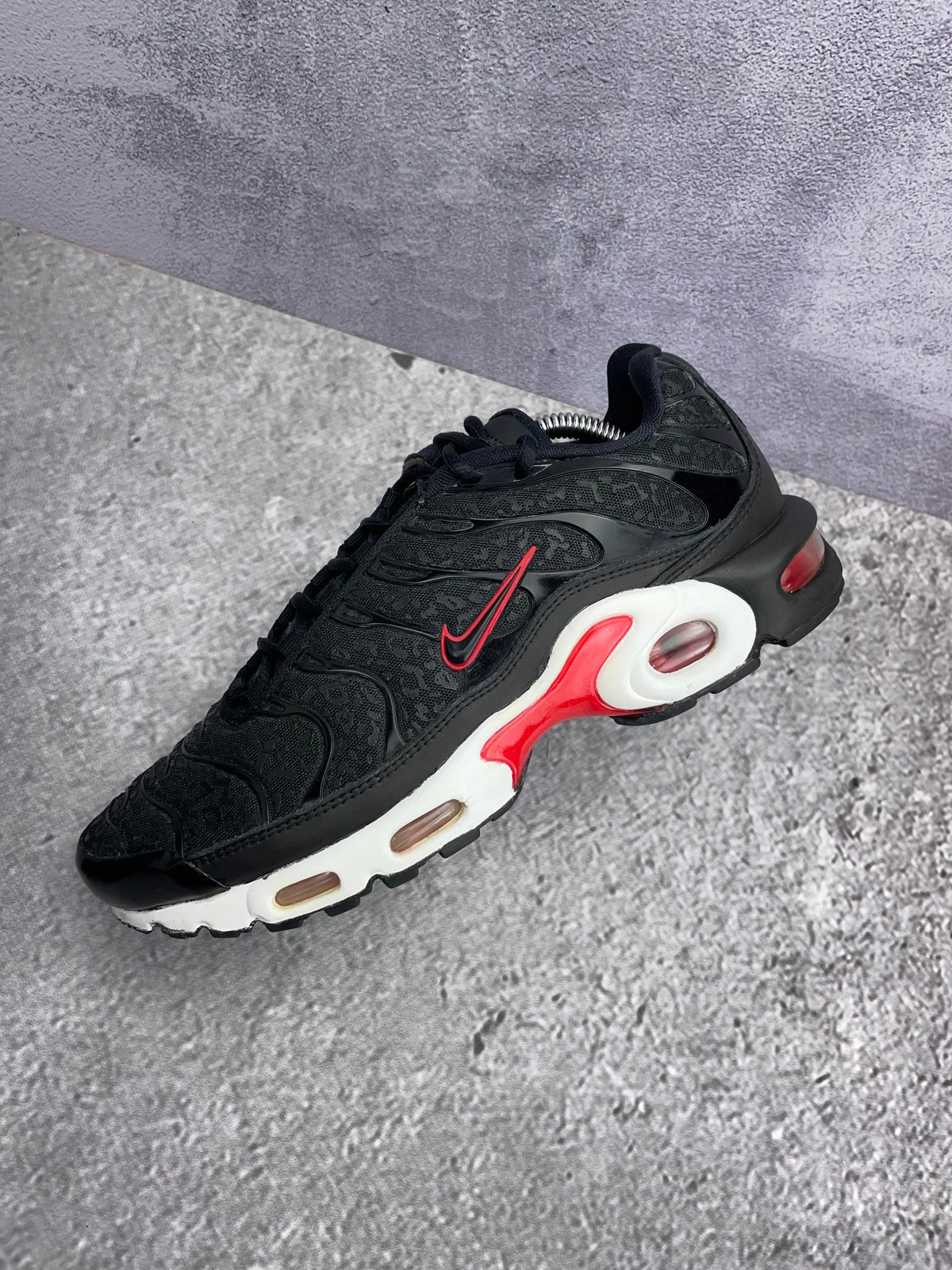 Nike Air Max Plus Premium Black Red — buty sportowe męskie w bardzo dobrym stanie rozmiar 41, widok z góry na wewnętrzną stronę butów