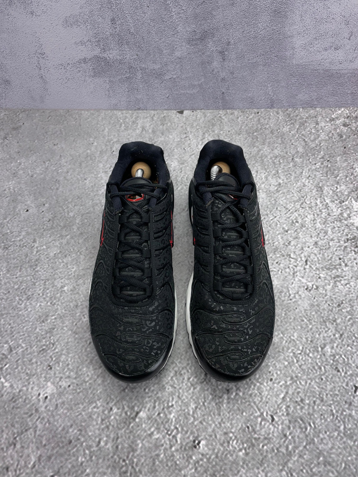 Nike Air Max Plus Premium Black Red — buty sportowe męskie w bardzo dobrym stanie rozmiar 41, widok z góry