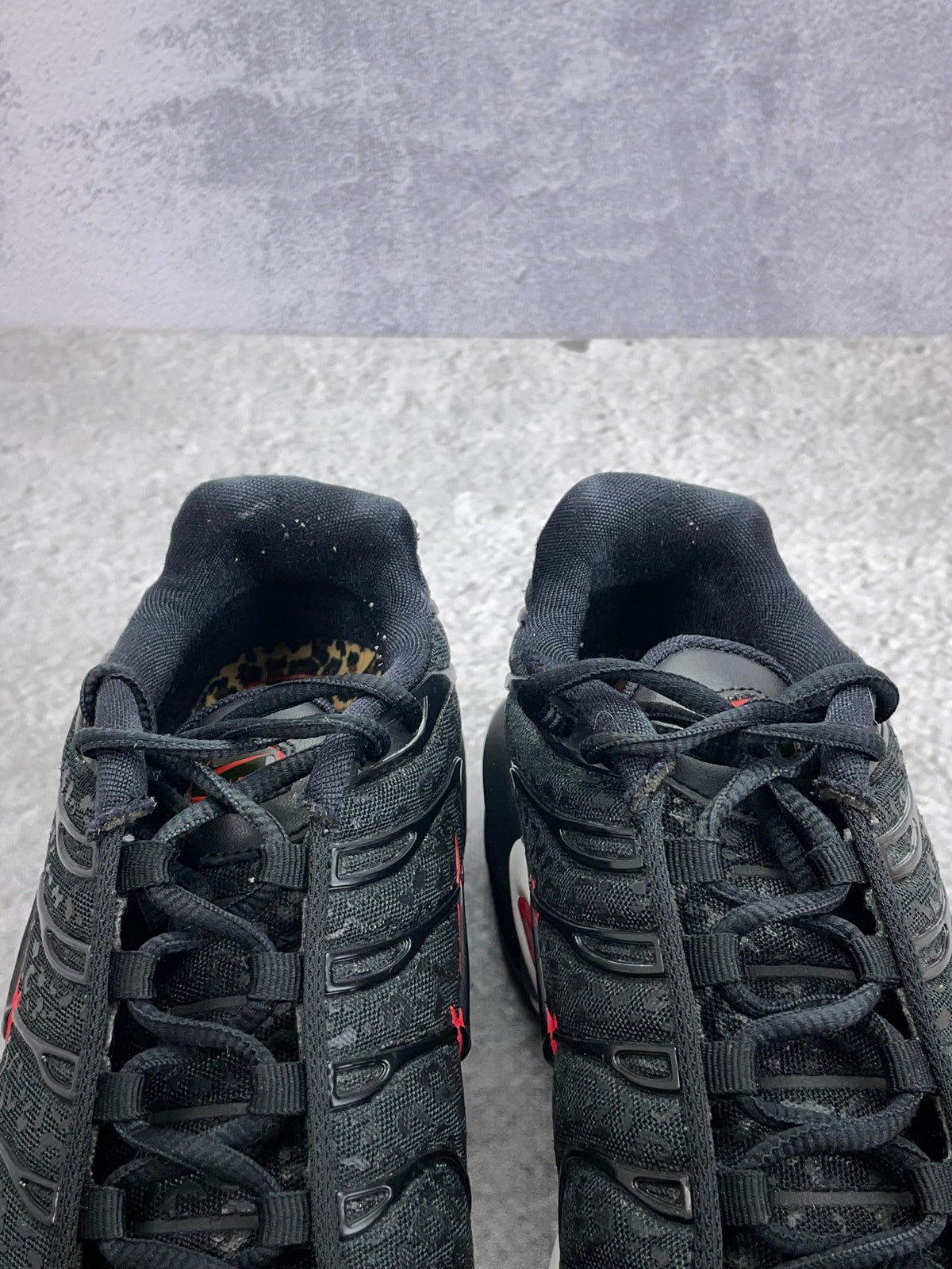 Nike Air Max Plus Premium Black Red — buty sportowe męskie w bardzo dobrym stanie rozmiar 41, zapiętki butów