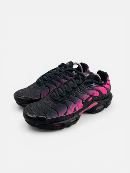 Nike Air Max Plus Black Hyper Pink — buty sportowe męskie w bardzo dobrym stanie rozmiar 42, widok z boku