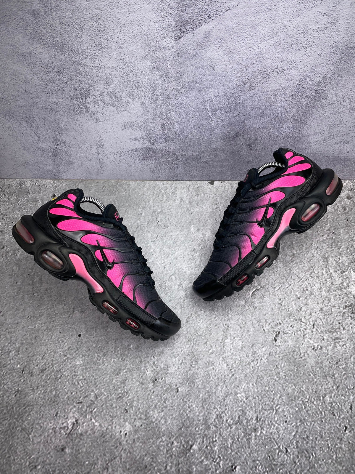 Nike Air Max Plus Black Hyper Pink — buty sportowe męskie w bardzo dobrym stanie rozmiar 42, widok z góry na zewnętrzną stronę butów
