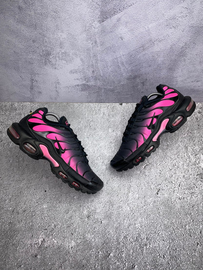 Nike Air Max Plus Black Hyper Pink — buty sportowe męskie w bardzo dobrym stanie rozmiar 42, widok z góry na zewnętrzną stronę butów