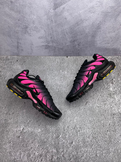 Nike Air Max Plus Black Hyper Pink — buty sportowe męskie w bardzo dobrym stanie rozmiar 42, zewnętrzny panel prawego buta
