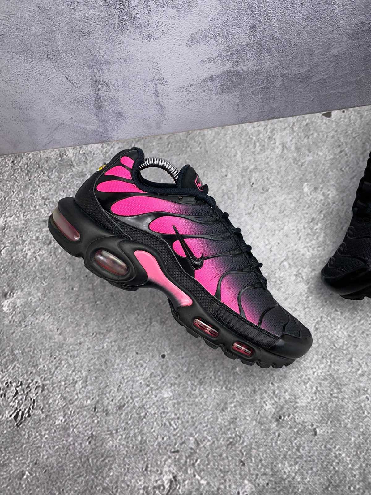 Nike Air Max Plus Black Hyper Pink — buty sportowe męskie w bardzo dobrym stanie rozmiar 42, zewnętrzny panel lewego buta