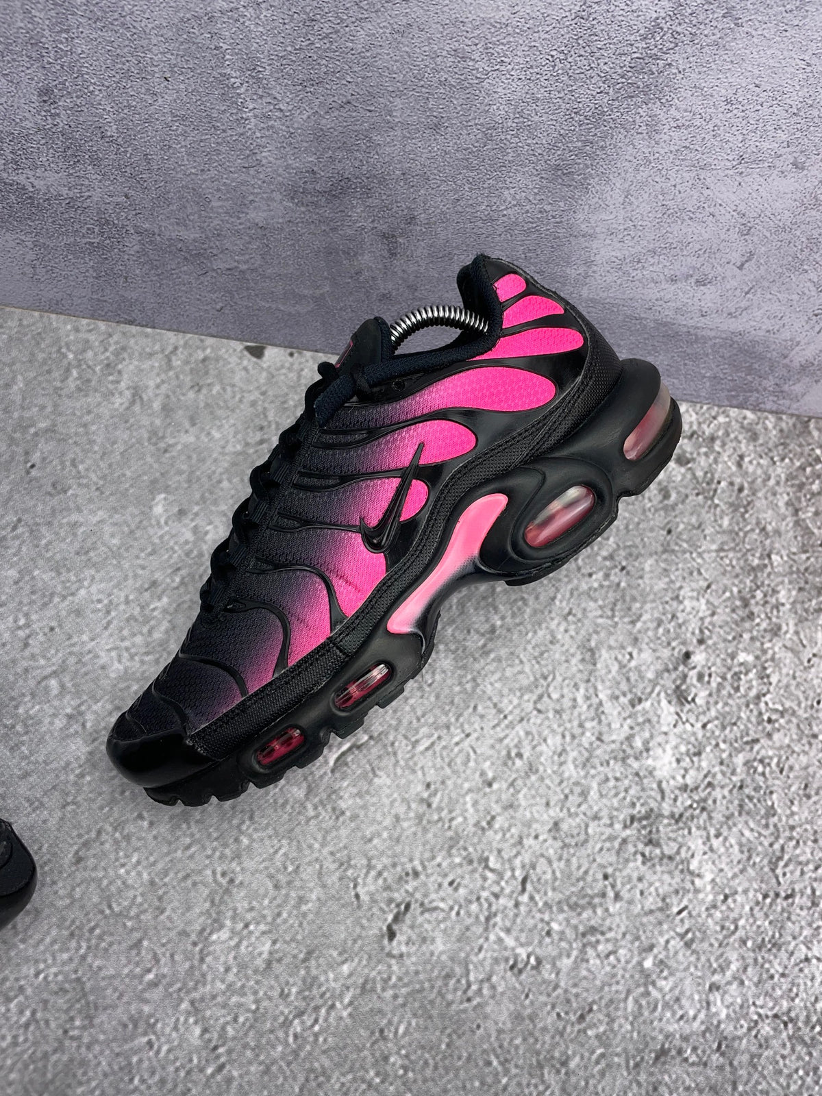 Nike Air Max Plus Black Hyper Pink — buty sportowe męskie w bardzo dobrym stanie rozmiar 42, widok z góry na wewnętrzną stronę butów