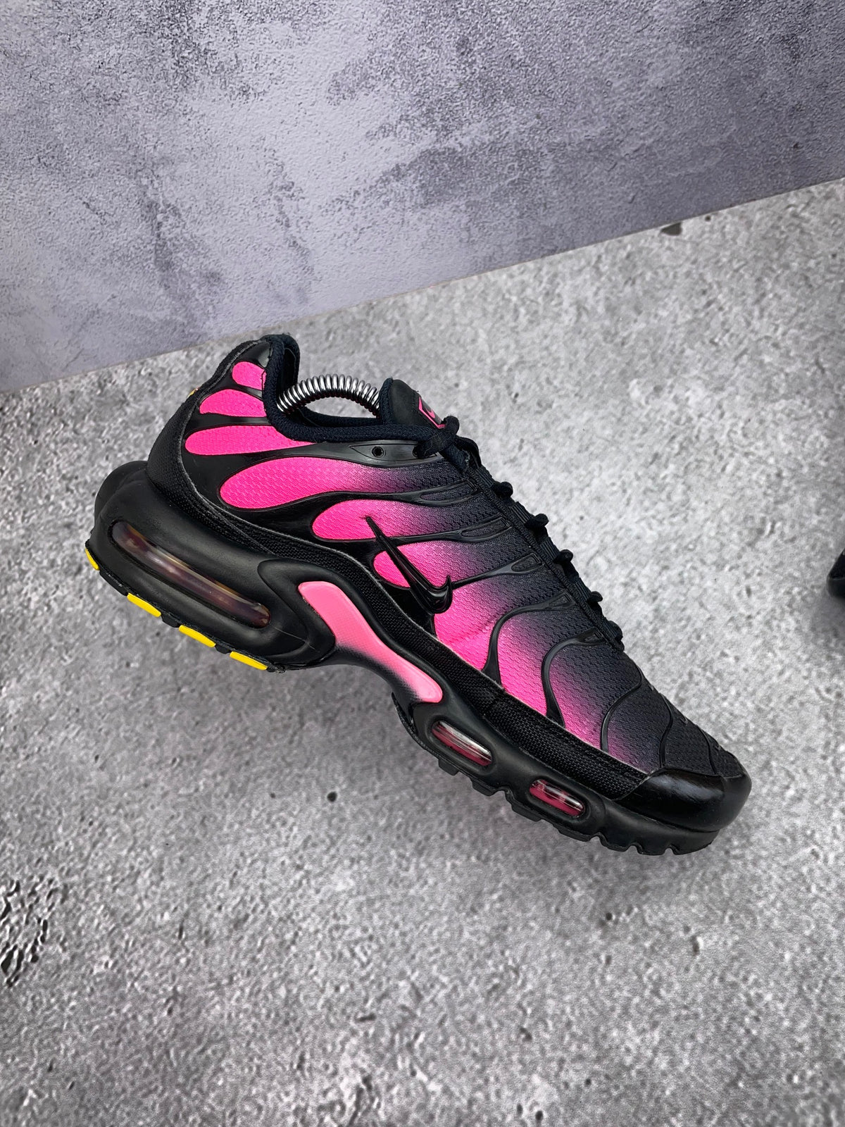 Nike Air Max Plus Black Hyper Pink — buty sportowe męskie w bardzo dobrym stanie rozmiar 42, wewnętrzny panel lewego buta