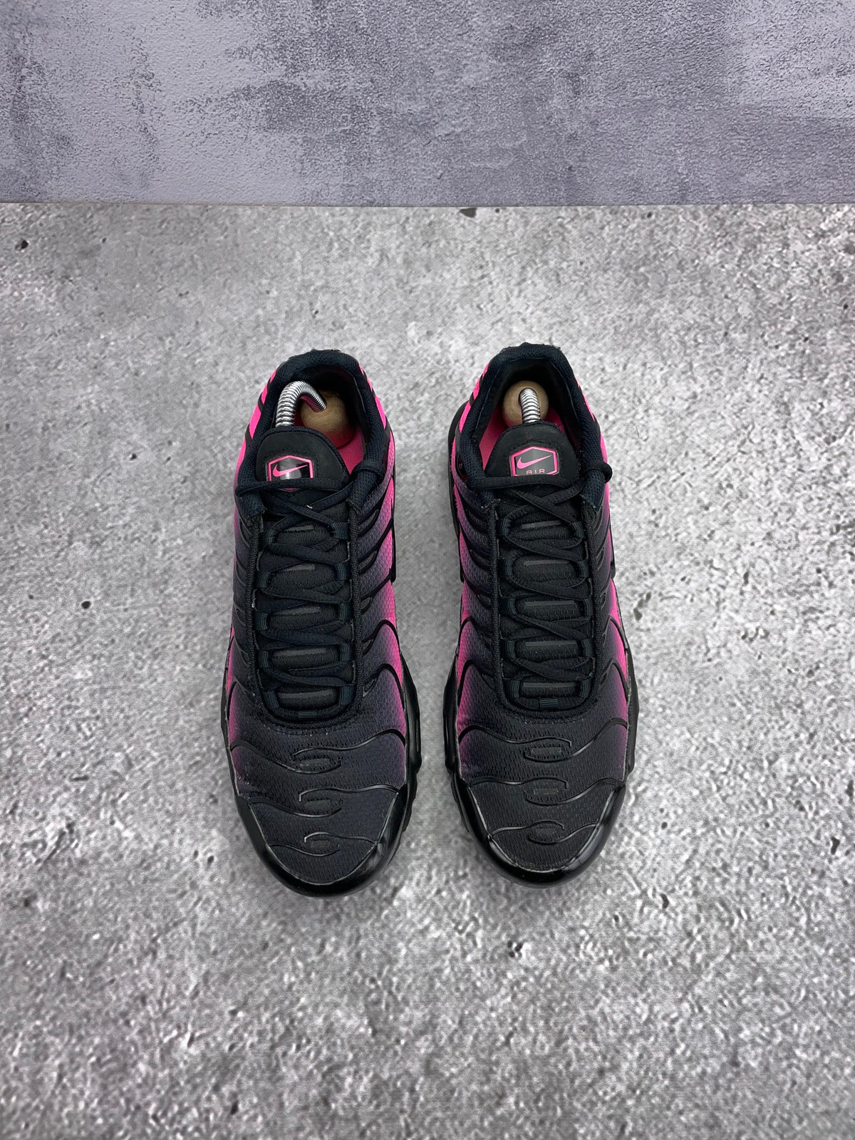 Nike Air Max Plus Black Hyper Pink — buty sportowe męskie w bardzo dobrym stanie rozmiar 42, widok z góry