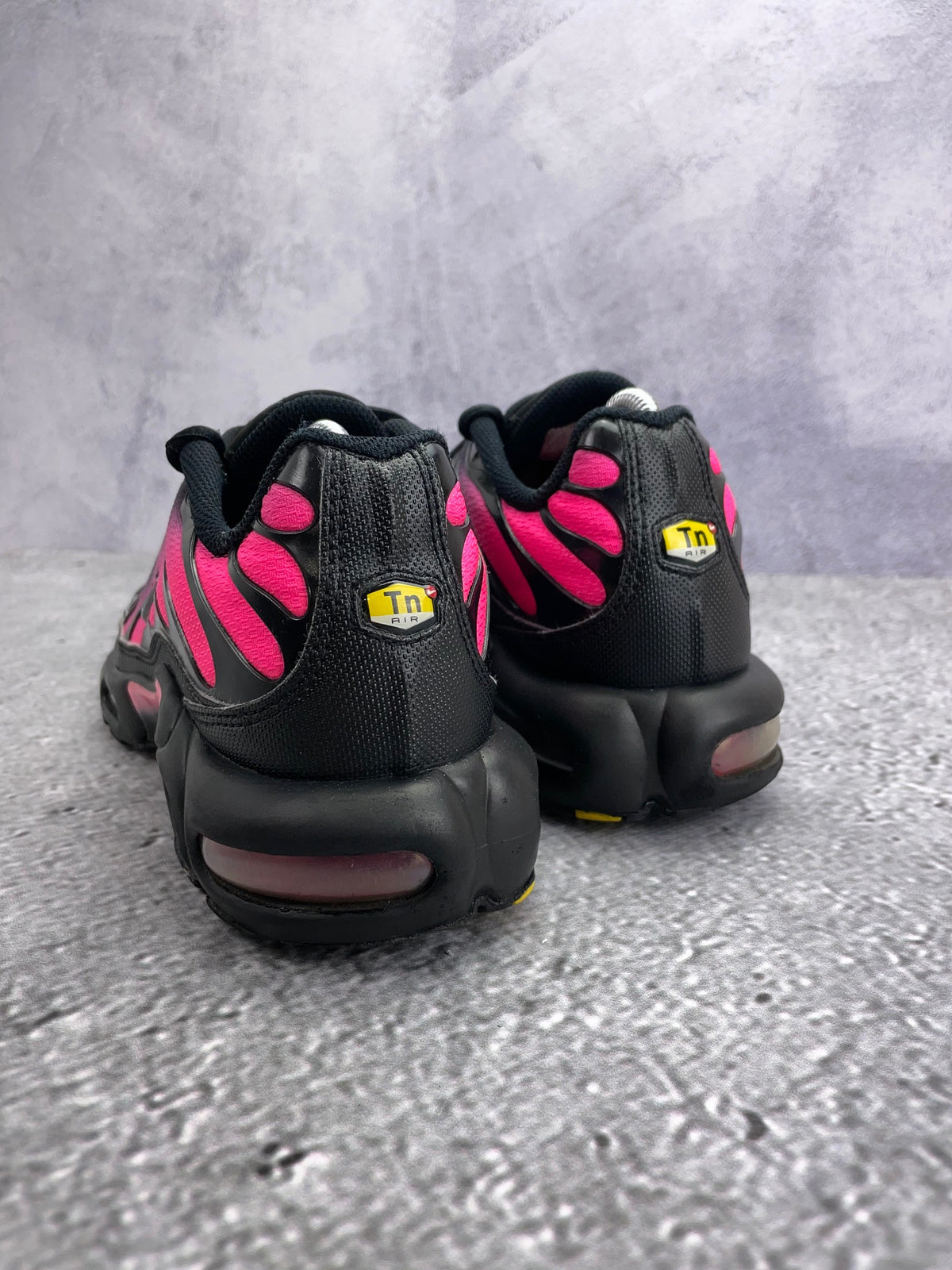 Nike Air Max Plus Black Hyper Pink — buty sportowe męskie w bardzo dobrym stanie rozmiar 42, widok z tyłu