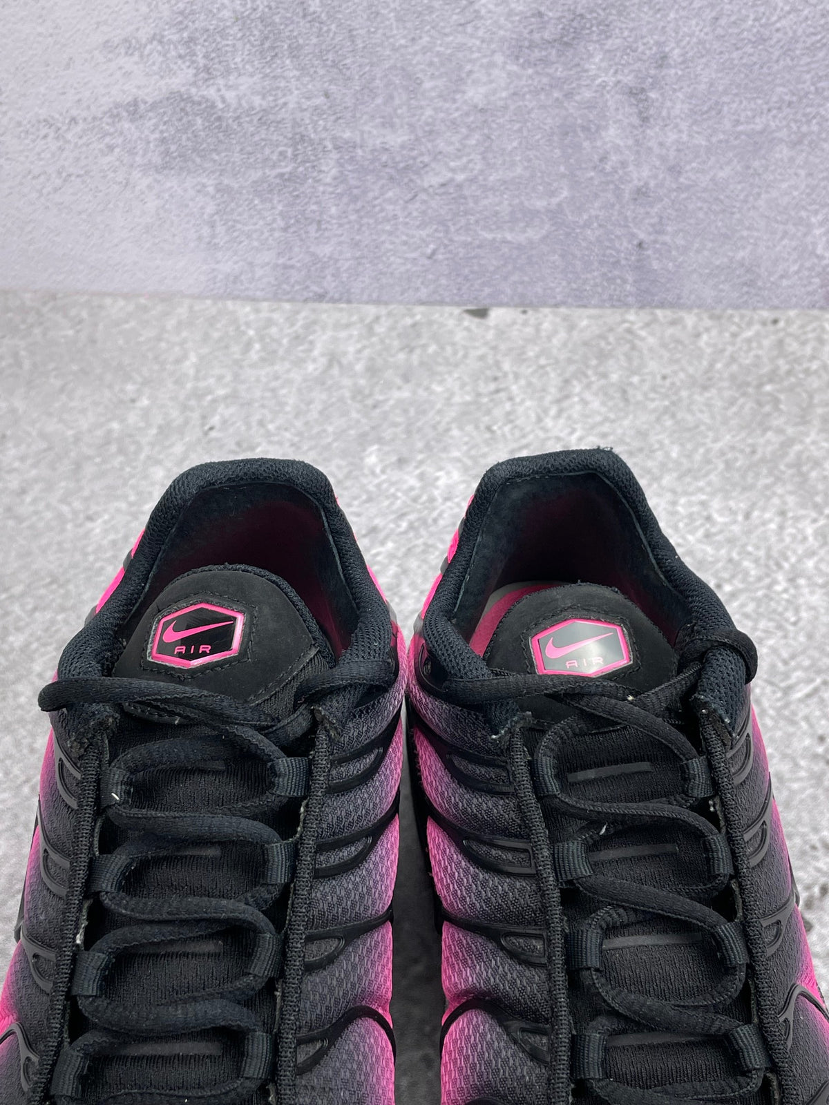 Nike Air Max Plus Black Hyper Pink — buty sportowe męskie w bardzo dobrym stanie rozmiar 42, zapiętki butów
