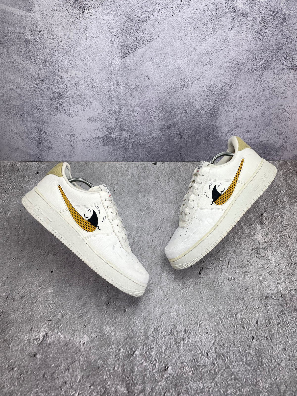 Nike Air Force 1 '07 LV8 NN Sun Club — buty sportowe męskie w bardzo dobrym stanie rozmiar 44.5, widok z góry na zewnętrzną stronę butów