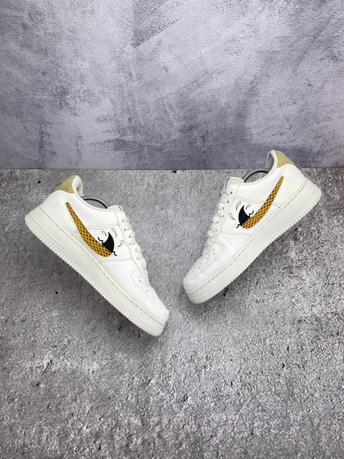 Nike Air Force 1 '07 LV8 NN Sun Club — buty sportowe męskie w bardzo dobrym stanie rozmiar 44.5, zewnętrzny panel prawego buta