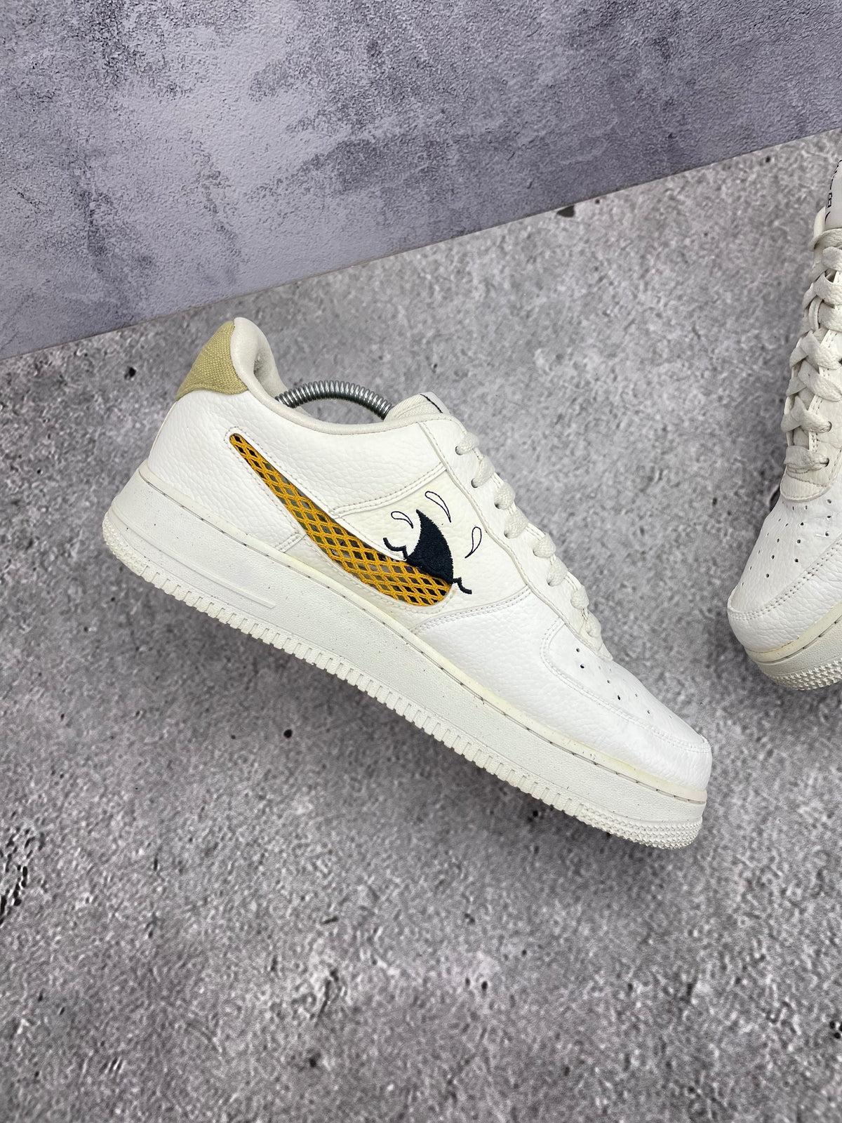 Nike Air Force 1 '07 LV8 NN Sun Club — buty sportowe męskie w bardzo dobrym stanie rozmiar 44.5, zewnętrzny panel lewego buta
