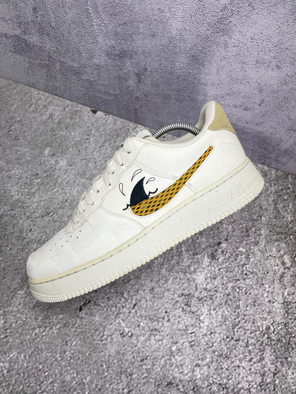 Nike Air Force 1 '07 LV8 NN Sun Club — buty sportowe męskie w bardzo dobrym stanie rozmiar 44.5, widok z góry na wewnętrzną stronę butów