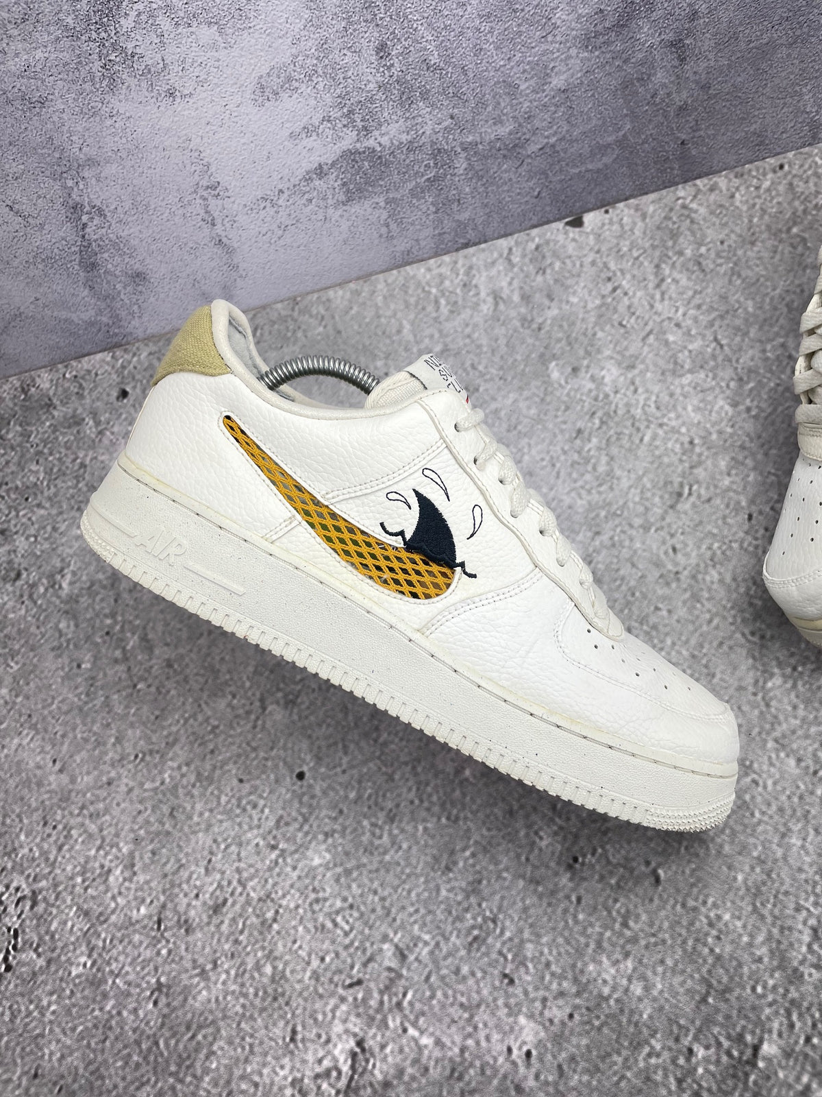 Nike Air Force 1 '07 LV8 NN Sun Club — buty sportowe męskie w bardzo dobrym stanie rozmiar 44.5, wewnętrzny panel lewego buta