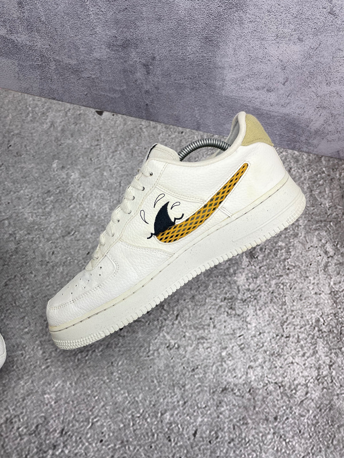 Nike Air Force 1 '07 LV8 NN Sun Club — buty sportowe męskie w bardzo dobrym stanie rozmiar 44.5, wewnętrzny panel prawego buta