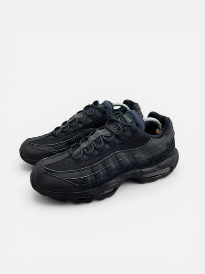 Nike Air Max 95 Essential Triple Black — buty sportowe męskie w bardzo dobrym stanie rozmiar 44, widok z boku
