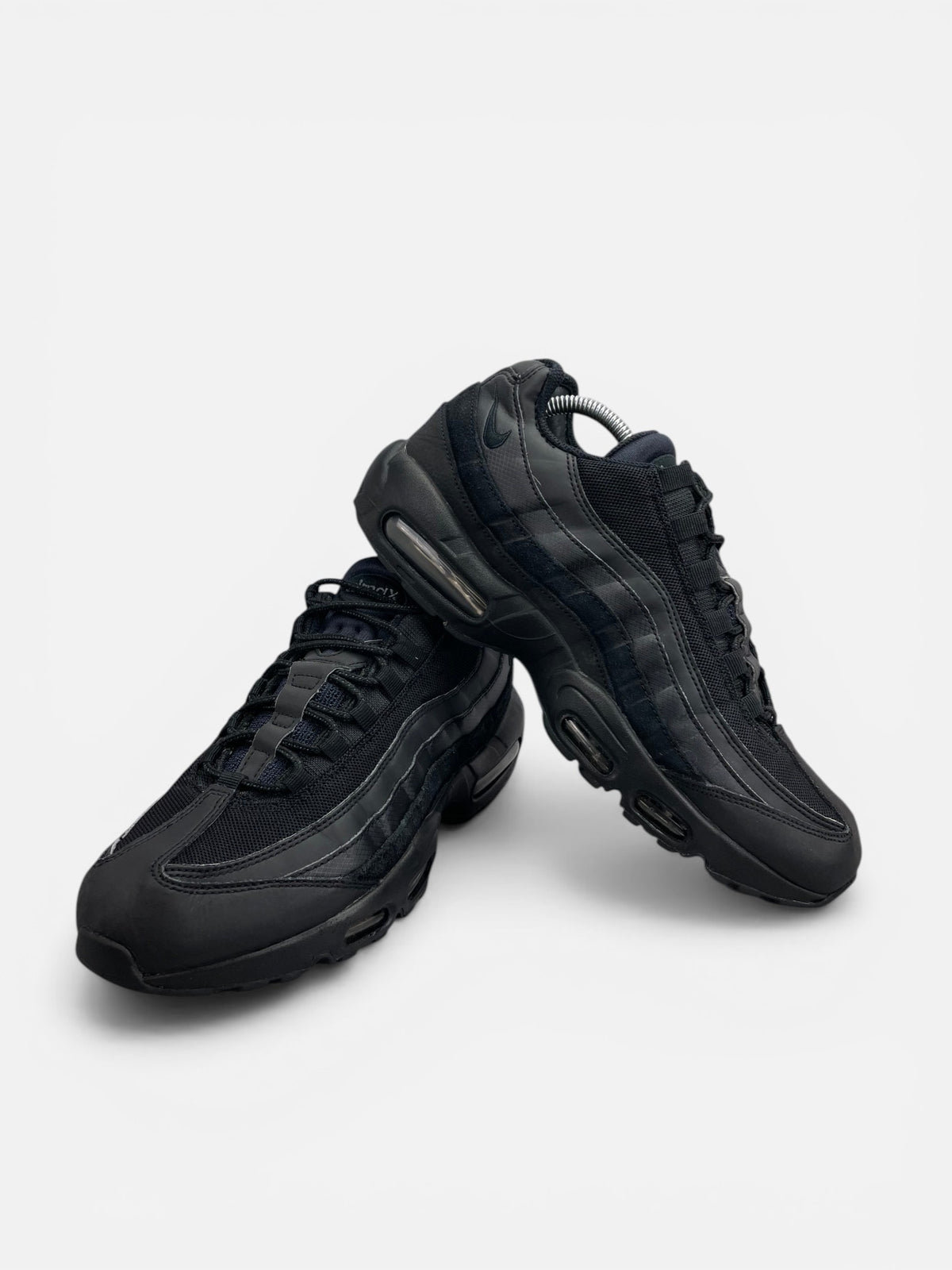 Nike Air Max 95 Essential Triple Black — buty sportowe męskie w bardzo dobrym stanie rozmiar 44, boczny profil