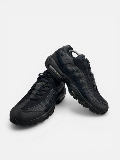 Nike Air Max 95 Essential Triple Black — buty sportowe męskie w bardzo dobrym stanie rozmiar 44, boczny profil