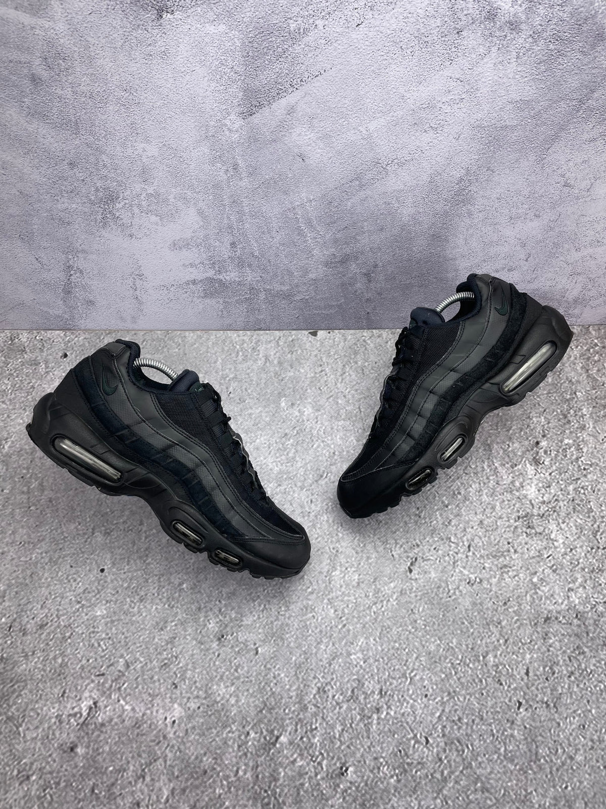 Nike Air Max 95 Essential Triple Black — buty sportowe męskie w bardzo dobrym stanie rozmiar 44, widok z góry na zewnętrzną stronę butów