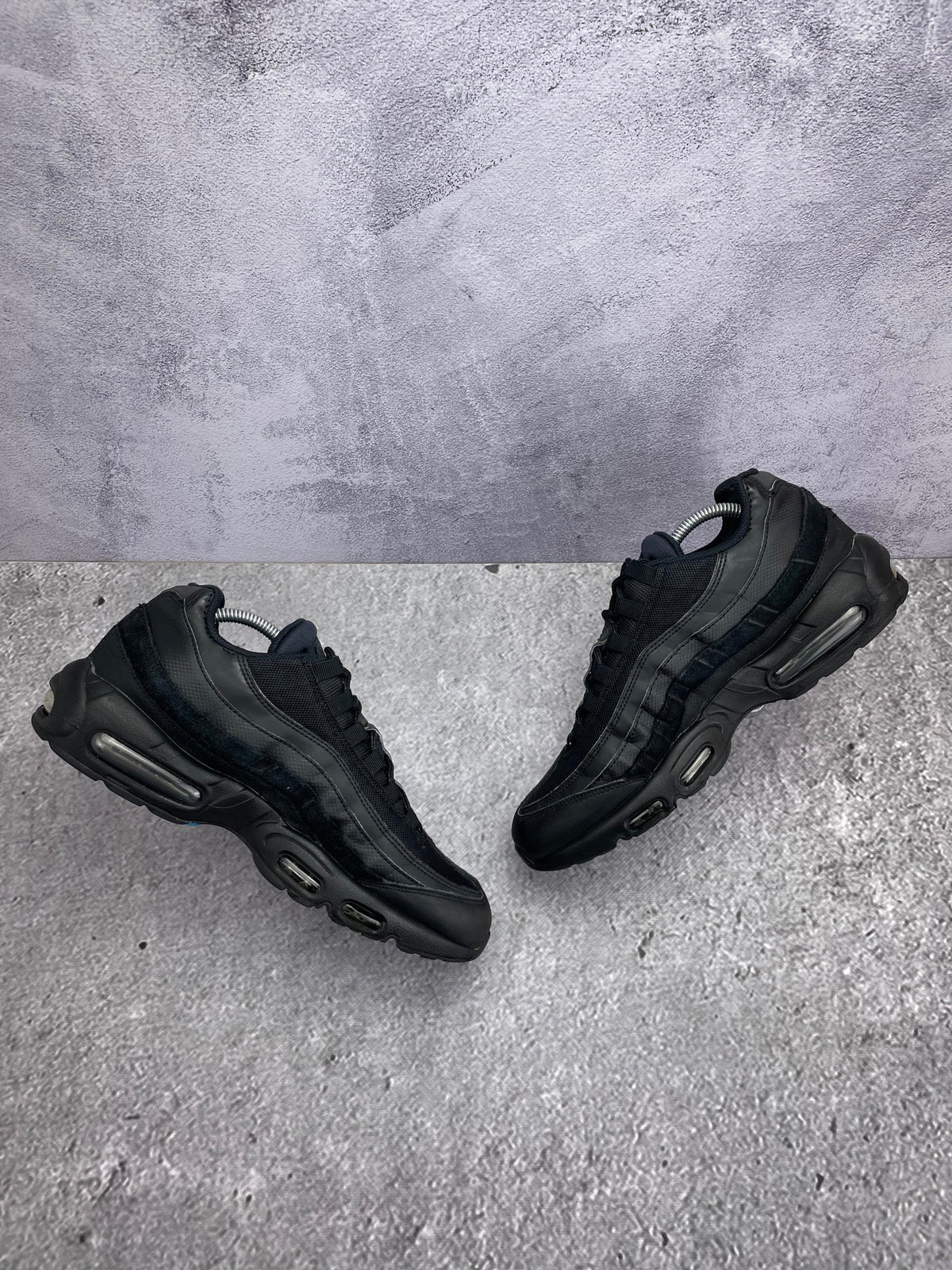 Nike Air Max 95 Essential Triple Black — buty sportowe męskie w bardzo dobrym stanie rozmiar 44, zewnętrzny panel prawego buta
