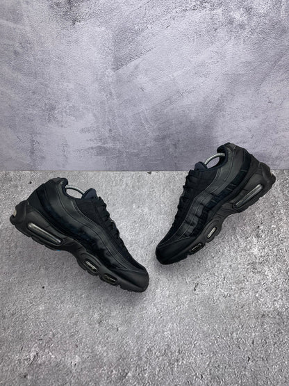 Nike Air Max 95 Essential Triple Black — buty sportowe męskie w bardzo dobrym stanie rozmiar 44, zewnętrzny panel prawego buta