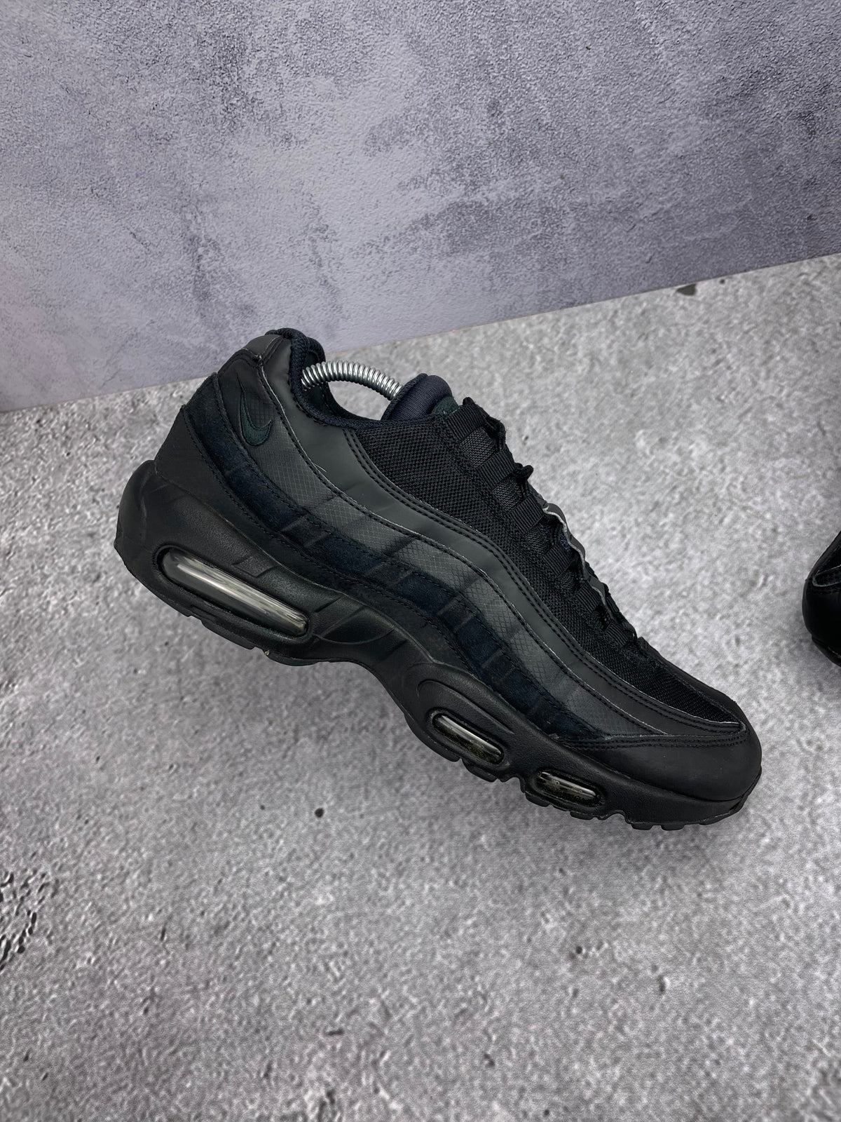 Nike Air Max 95 Essential Triple Black — buty sportowe męskie w bardzo dobrym stanie rozmiar 44, zewnętrzny panel lewego buta