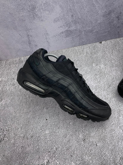 Nike Air Max 95 Essential Triple Black — buty sportowe męskie w bardzo dobrym stanie rozmiar 44, zewnętrzny panel lewego buta